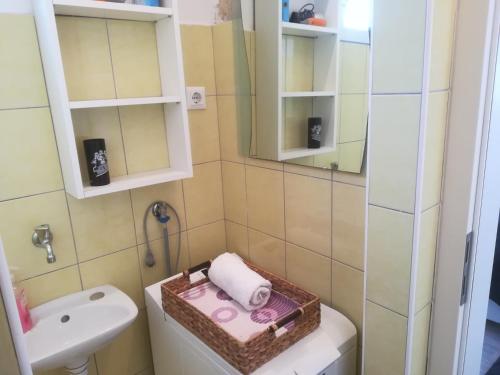 un bagno con lavandino, WC e specchio di Apartman KARLANA - centar Split a Spalato (Split)