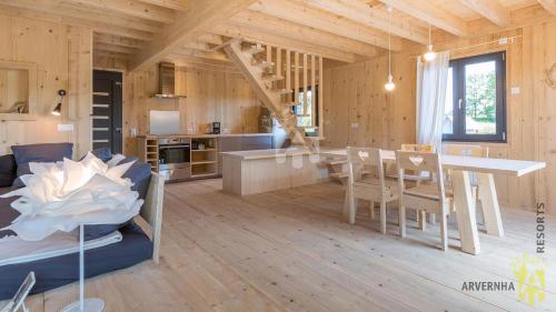 une cuisine et un salon avec une table et des chaises dans l'établissement Le Paillaret, à Besse-et-Saint-Anastaise