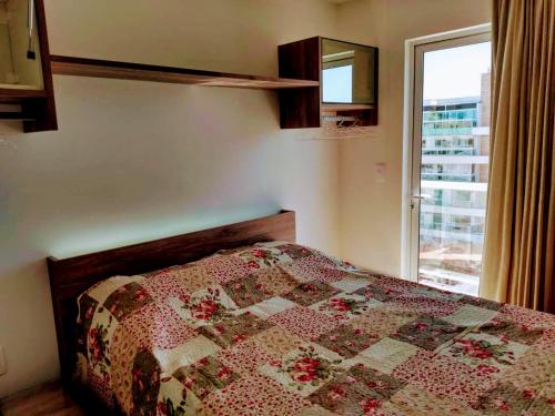 Tempat tidur dalam kamar di Flat em Cabo Frio