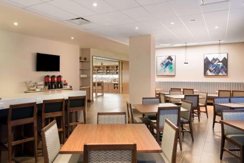 Телевизор и/или развлекательный центр в Hyatt Place Denver Downtown