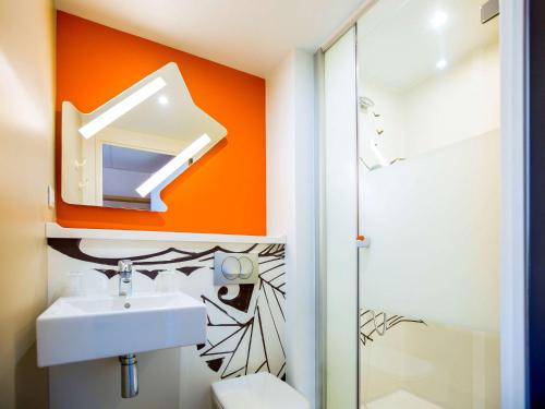 A bathroom at ibis budget Dieppe Centre Port