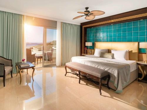 Postel nebo postele na pokoji v ubytování Rixos Premium Bodrum