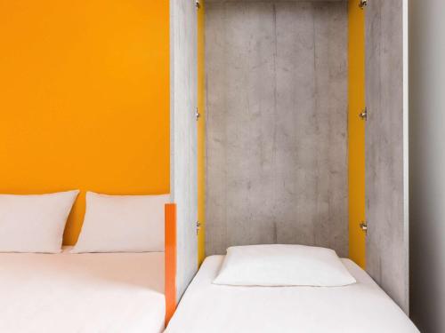 Кровать или кровати в номере Ibis Budget Château-Thierry