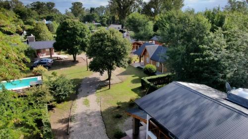 an aerial view of a house with a yard at Der Wald cabañas in Los Reartes
