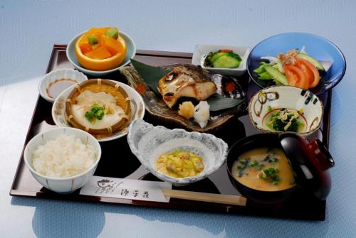 uma bandeja de alimentos com diferentes tipos de alimentos em Genpeiso em Shimonoseki