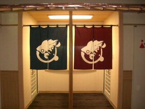 una habitación con dos banderas en una pared en Genpeiso, en Shimonoseki