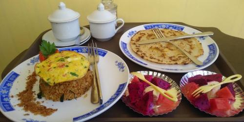 uma mesa com pratos de comida por cima em Gio's Place em Labuan Bajo