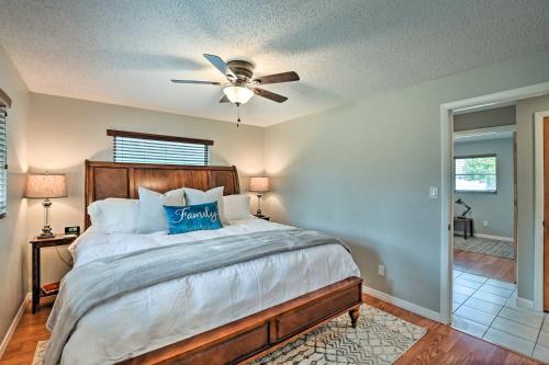 Un dormitorio con una cama y un ventilador de techo. en Family-Friendly Home about 4 Mi to Naples Beach and Pier, en Naples