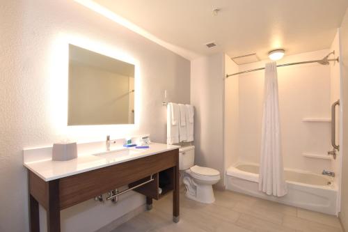 Ett badrum på Holiday Inn Express & Suites Southern Pines-Pinehurst Area, an IHG Hotel