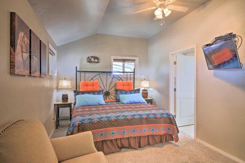 En eller flere senge i et værelse på Updated Cabin with Fire Pit - 1 Mile From Downtown!