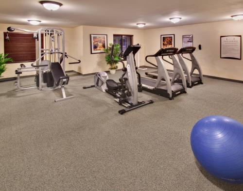 Fitness centrum a/nebo fitness zařízení v ubytování Staybridge Suites Davenport by IHG