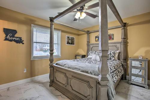 Un pat sau paturi într-o cameră la Serene Kenner Home 16 Mi to French Quarter!