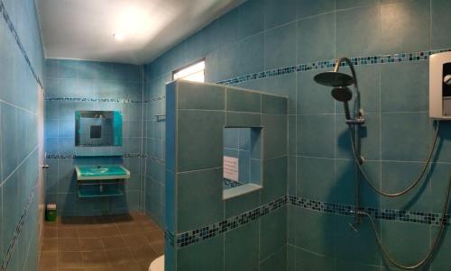 W łazience znajduje się prysznic i umywalka. w obiekcie Sunya Cottage w mieście Lamai