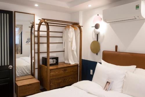 Säng eller sängar i ett rum på Quang Vinh Apartment and Hotel Hoi An