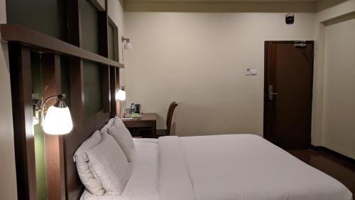 Cama o camas de una habitación en Hotel Sankam Residency