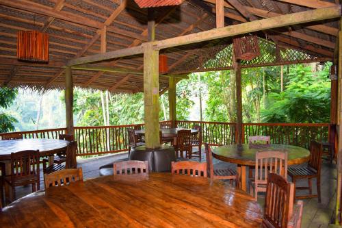 Rafters Retreatにあるレストランまたは飲食店