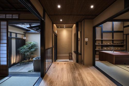 - un couloir d'une maison avec une salle de bains et un lavabo dans l'établissement Kyo no Ondokoro Gokomachi Ebisugawa #3, à Kyoto