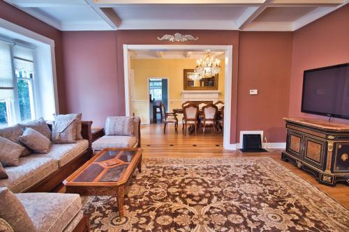 a living room with a couch and a tv at Regal Victorian Home in Downtown Calistoga in Calistoga