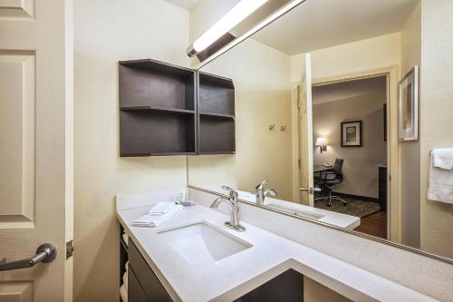 Ванная комната в Candlewood Suites Indianapolis Northeast by IHG