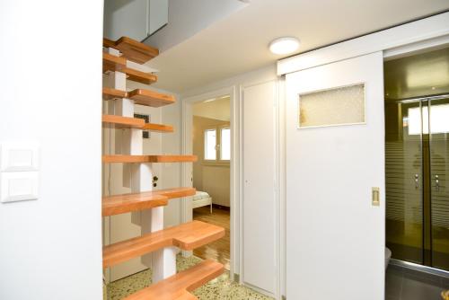 un couloir avec des étagères en bois dans une maison dans l'établissement Athens Sea view 2 floor apartment next to Marina, à Athènes