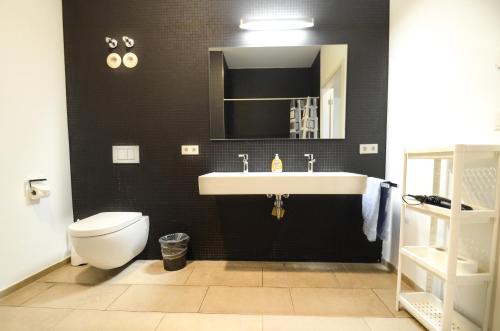 シュトゥットガルトにある· High-Quality in the heart of Stuttgart 3の洗面台とトイレ付きのバスルーム