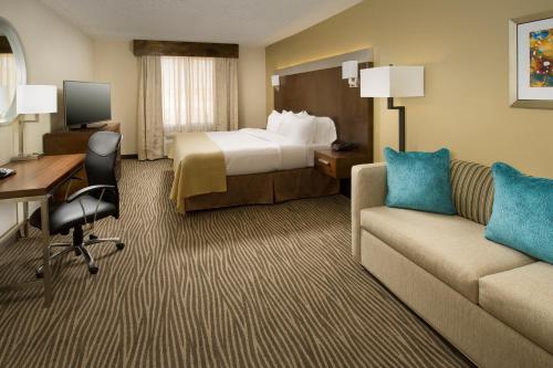 Ліжко або ліжка в номері Holiday Inn El Paso Airport, an IHG Hotel