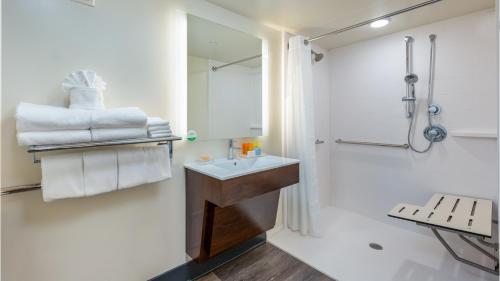 Ванная комната в Holiday Inn Resort Panama City Beach by IHG