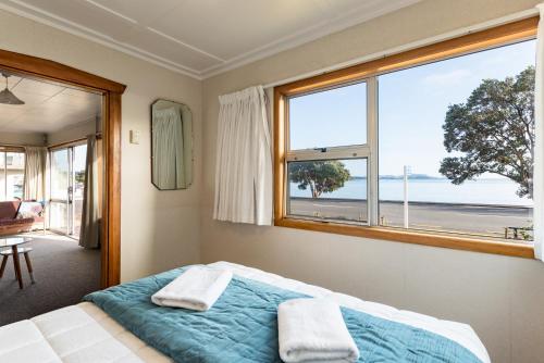 Katil atau katil-katil dalam bilik di Dream View Waterfront Paihia