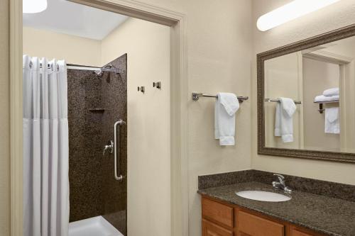 Ett badrum på Staybridge Suites Milwaukee Airport South, an IHG Hotel