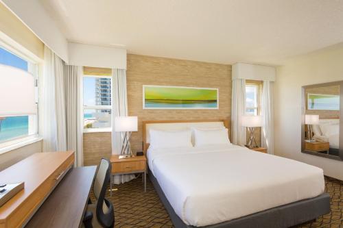 Een bed of bedden in een kamer bij Holiday Inn Miami Beach-Oceanfront, an IHG Hotel