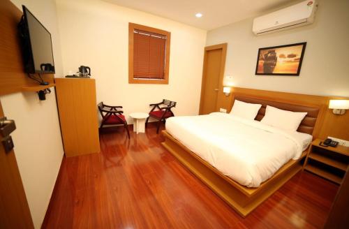 TV a/nebo společenská místnost v ubytování Banyan hotel&restro