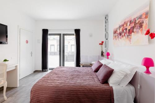 una camera da letto con un grande letto con una coperta rossa di Rhome Accomodation a Roma