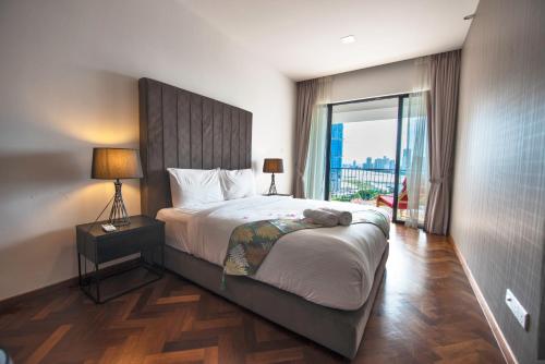 Una cama o camas en una habitación de The Landmark by Katana