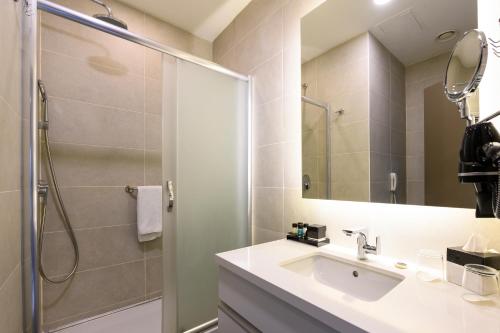 Bilik mandi di La Quinta by Wyndham Istanbul Gunesli