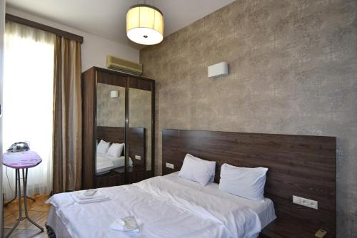 En eller flere senger på et rom på Freedom Apartment on Nalbandyan street