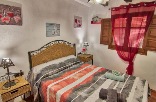 Ένα ή περισσότερα κρεβάτια σε δωμάτιο στο Masia Tona