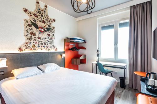 a hotel room with a bed and a desk at Hôtel The Originals City Le Berry - proche centre-ville - Gare in Bourges