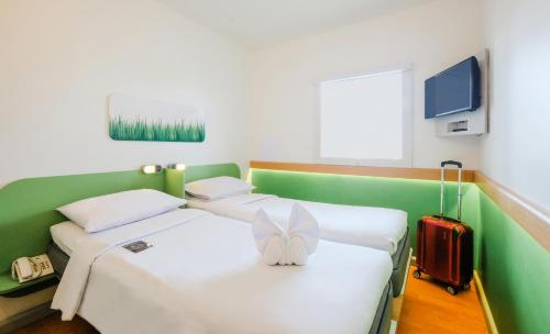 
A bed or beds in a room at Ibis Budget Makassar Airport

