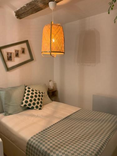 - une chambre avec un lit et un éclairage dans l'établissement Magnifique nid douillet au coeur du Panier SooHome, à Marseille