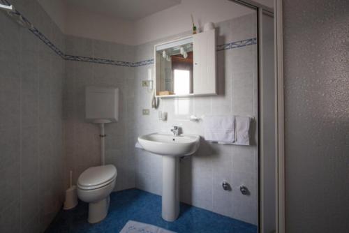 Koupelna v ubytování Hotel Genzianella