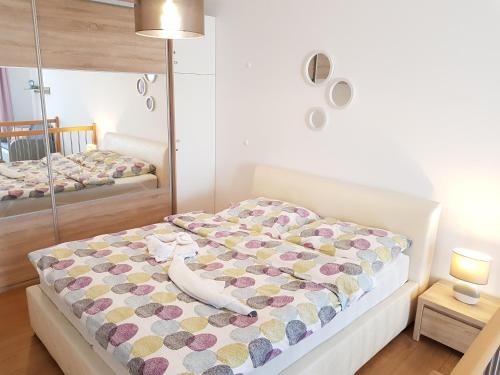 Un dormitorio con una cama con un plátano. en Apartament Polanki, en Kołobrzeg