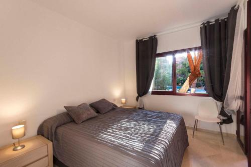 1 dormitorio con cama y ventana en 2027 Apartamento Alicate Playa Marbella, en Marbella