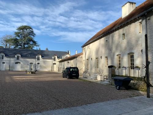 une voiture garée devant un bâtiment dans l'établissement Farmhouse in a working winery with vineyard views, à Marigny-Brizay