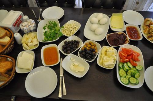 a table with plates and bowls of different types of food at Sakran Hotel in Yenişakran