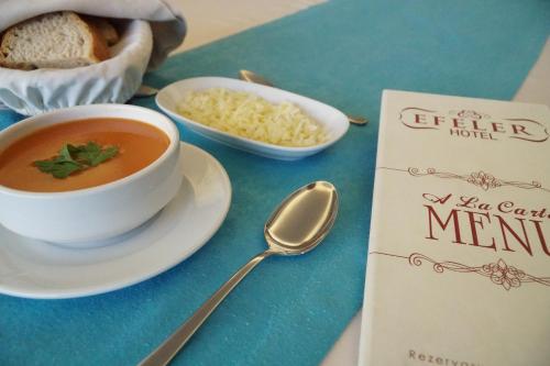 Makanan di atau berdekatan hotel