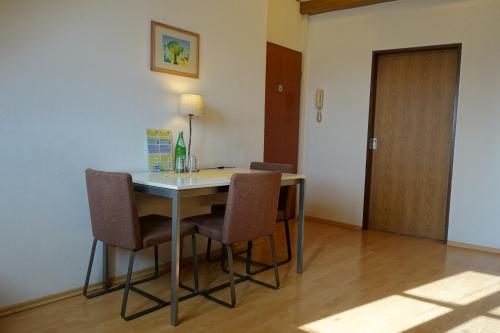 a dining room table and chairs in a room at Pension am Helenenwall in Cologne
