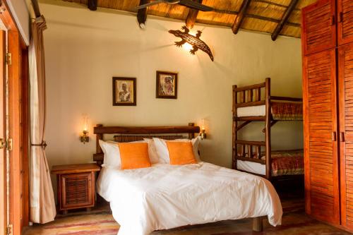Ένα ή περισσότερα κρεβάτια σε δωμάτιο στο Thornhill Guest House in the middle of a nature reserve