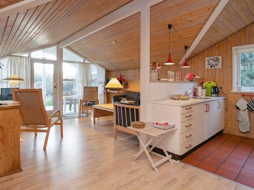 - une cuisine avec un comptoir et une table dans une pièce dans l'établissement Peaceful Holiday Home in L kken 500 M from the Ocean, à Lønstrup