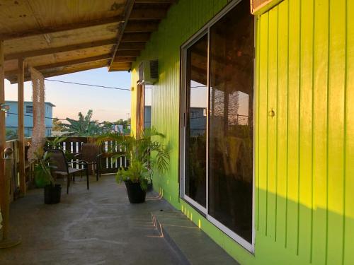 Vieques Good Vibe Guest Houseにあるバルコニーまたはテラス