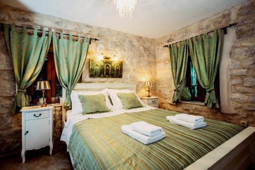 1 dormitorio con 1 cama con 2 toallas en Dimora Picco Bello, en Trogir